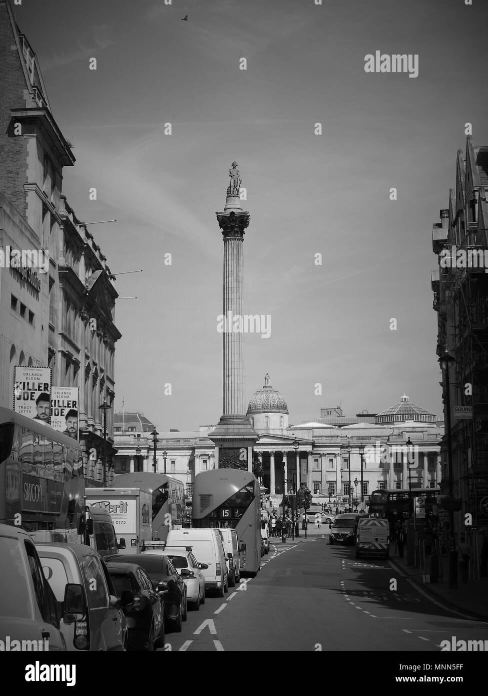 Londres - le 18 mai 2018 : ( Image modifiée numériquement à monochrome ) Avis de pointe dans la région de Whitehall avec la Colonne Nelson de la distance Banque D'Images