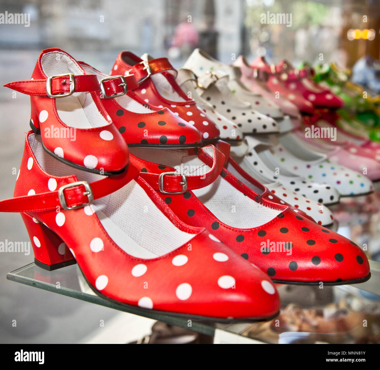 Chaussures de danse flamenco gitane ou à pois chaussures taches dans shop marché, Séville, Espagne. Banque D'Images