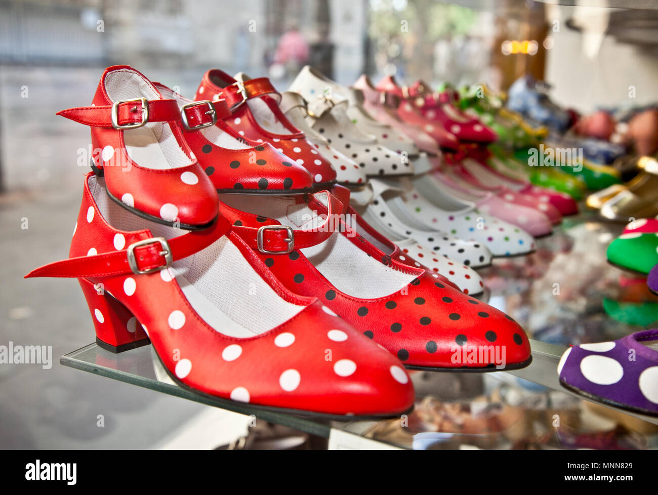 Chaussures de danse flamenco gitane ou à pois chaussures taches dans shop marché, Séville, Espagne. Banque D'Images