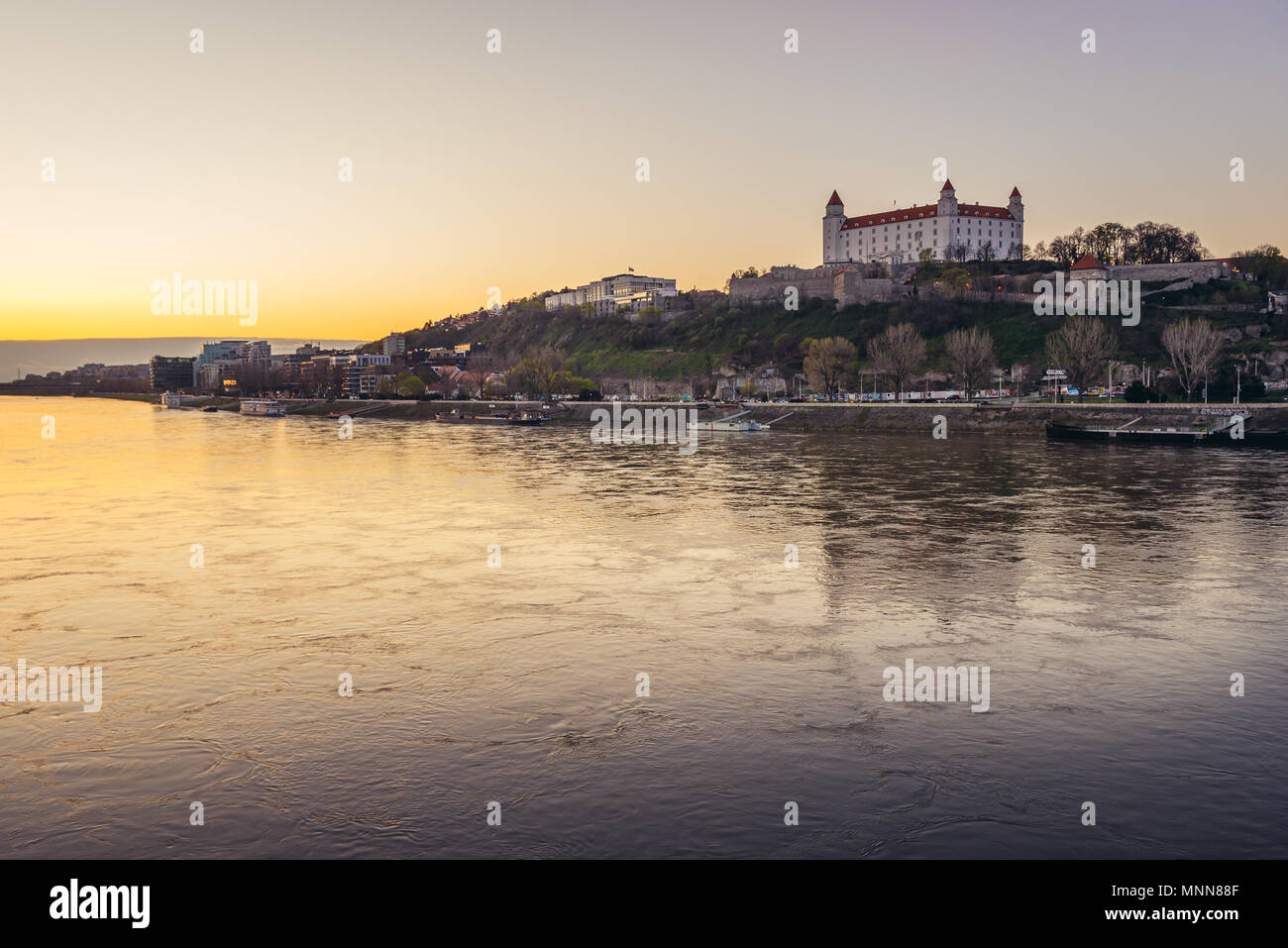 Voir de ce qu'on appelle Pont OVNI à Bratislava (Slovaquie) avec le célèbre château de Bratislava Banque D'Images