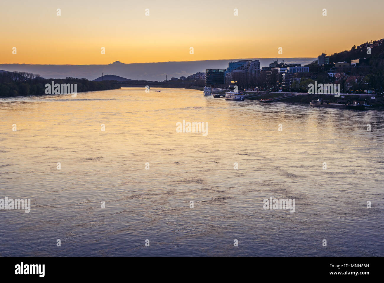 Soir sur Danube à Bratislava, Slovaquie Banque D'Images