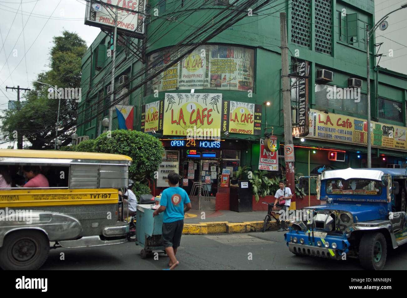 LA Café,avec passant par jeepney, Manille Banque D'Images
