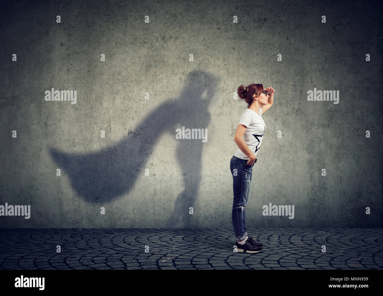 Vue latérale d'une femme d'imaginer d'être un super héros à la aspirait. Banque D'Images