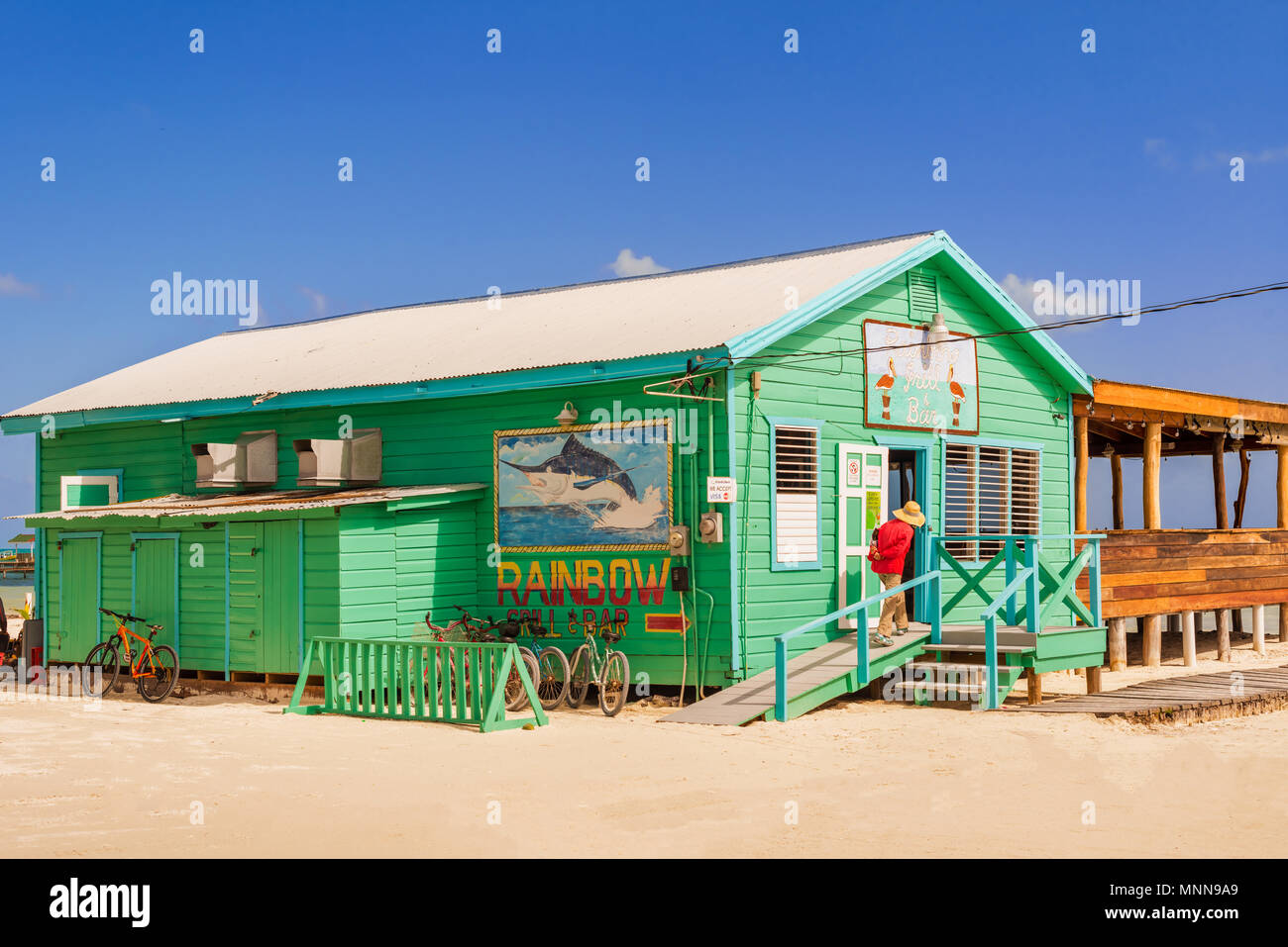 Caye Caulker, Belize - 20 décembre 2016 : bâtiment industriel à la plage à Caye Caulker. C'est une petite île près de Ambergris Caye, Belize. Banque D'Images