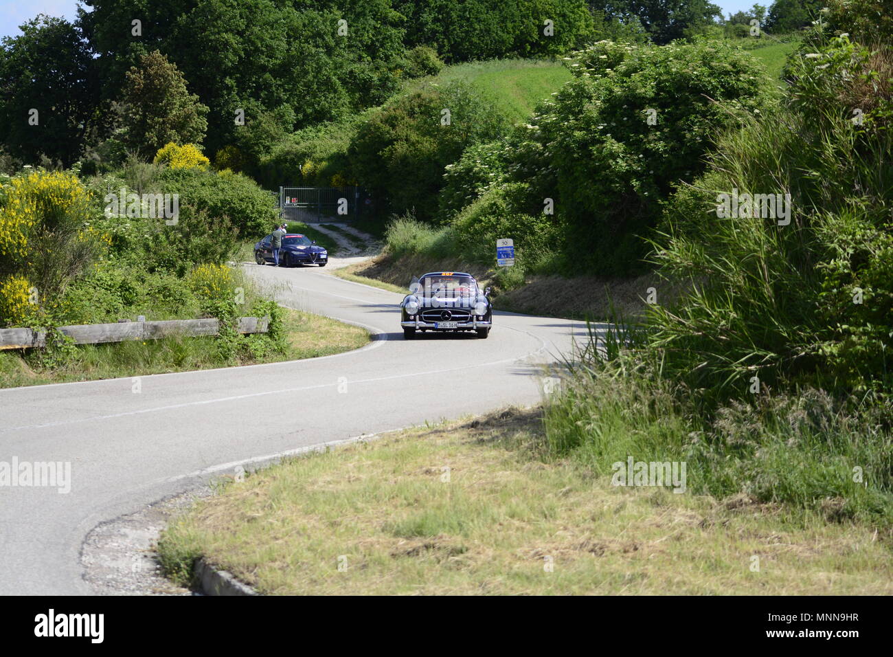 PESARO COLLE SAN BARTOLO , ITALIE - 17 MAI 2018 - Mille Miglia 2018 : la célèbre italia Banque D'Images