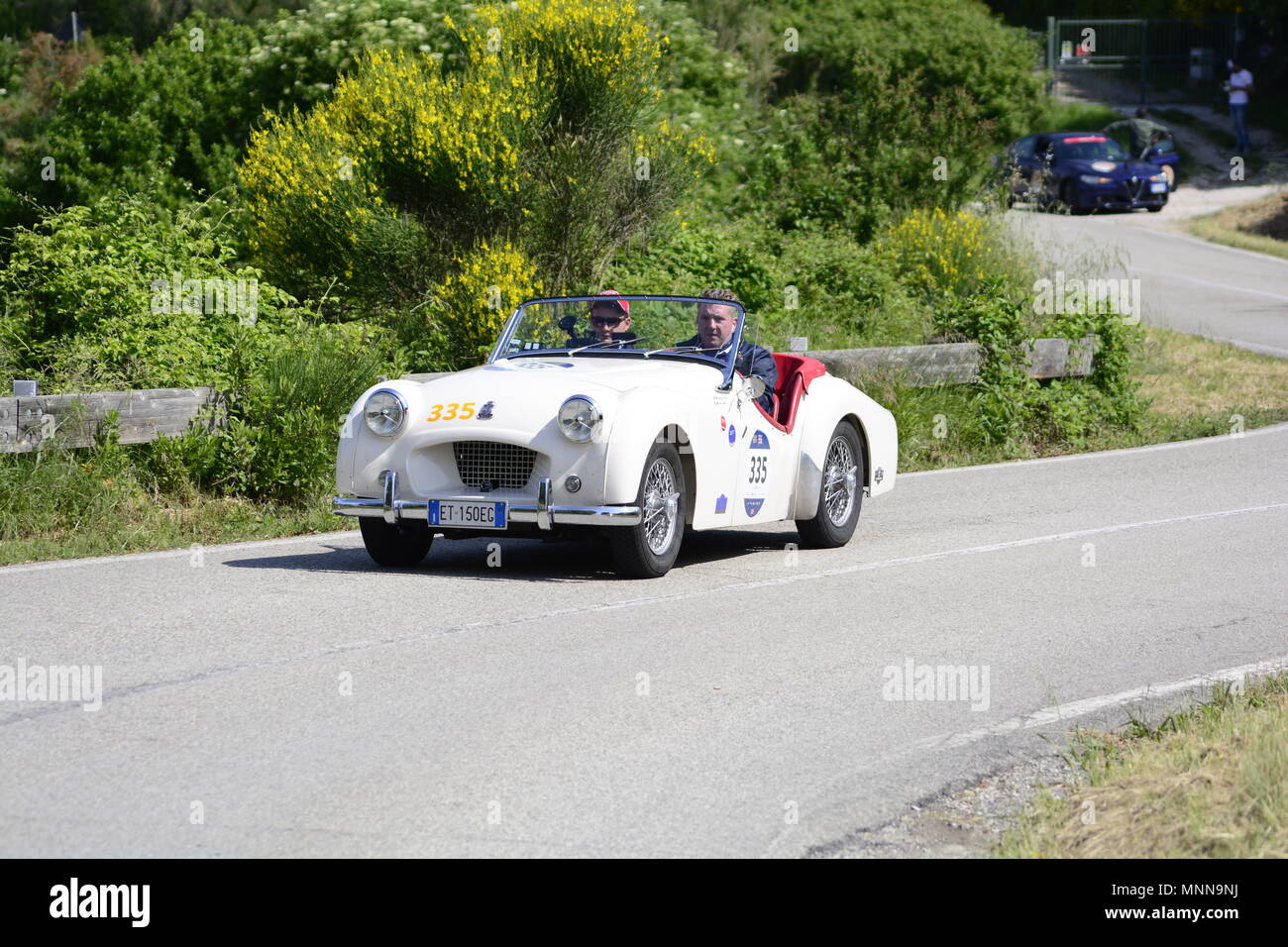 PESARO COLLE SAN BARTOLO , ITALIE - MAI 17 - 2018 : TRIUMPH TR 2 SPORTS 1954 sur une vieille voiture de course en rallye Mille Miglia 2018 la célèbre italia Banque D'Images