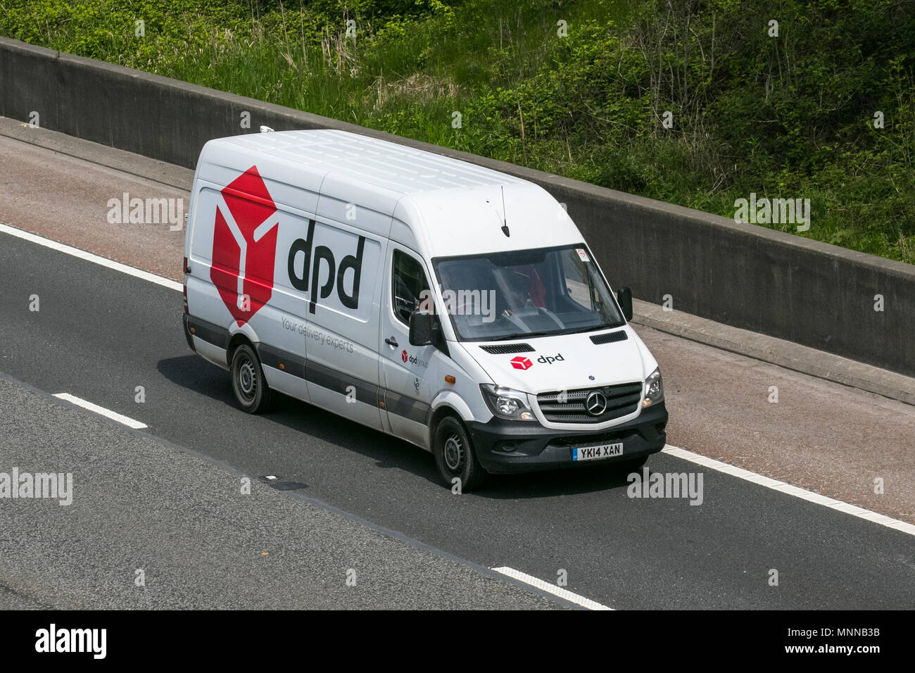 Fourgonnette de livraison DPD, marchandises et trafic commercial sur l'autoroute M6 en direction du sud, Royaume-Uni Banque D'Images