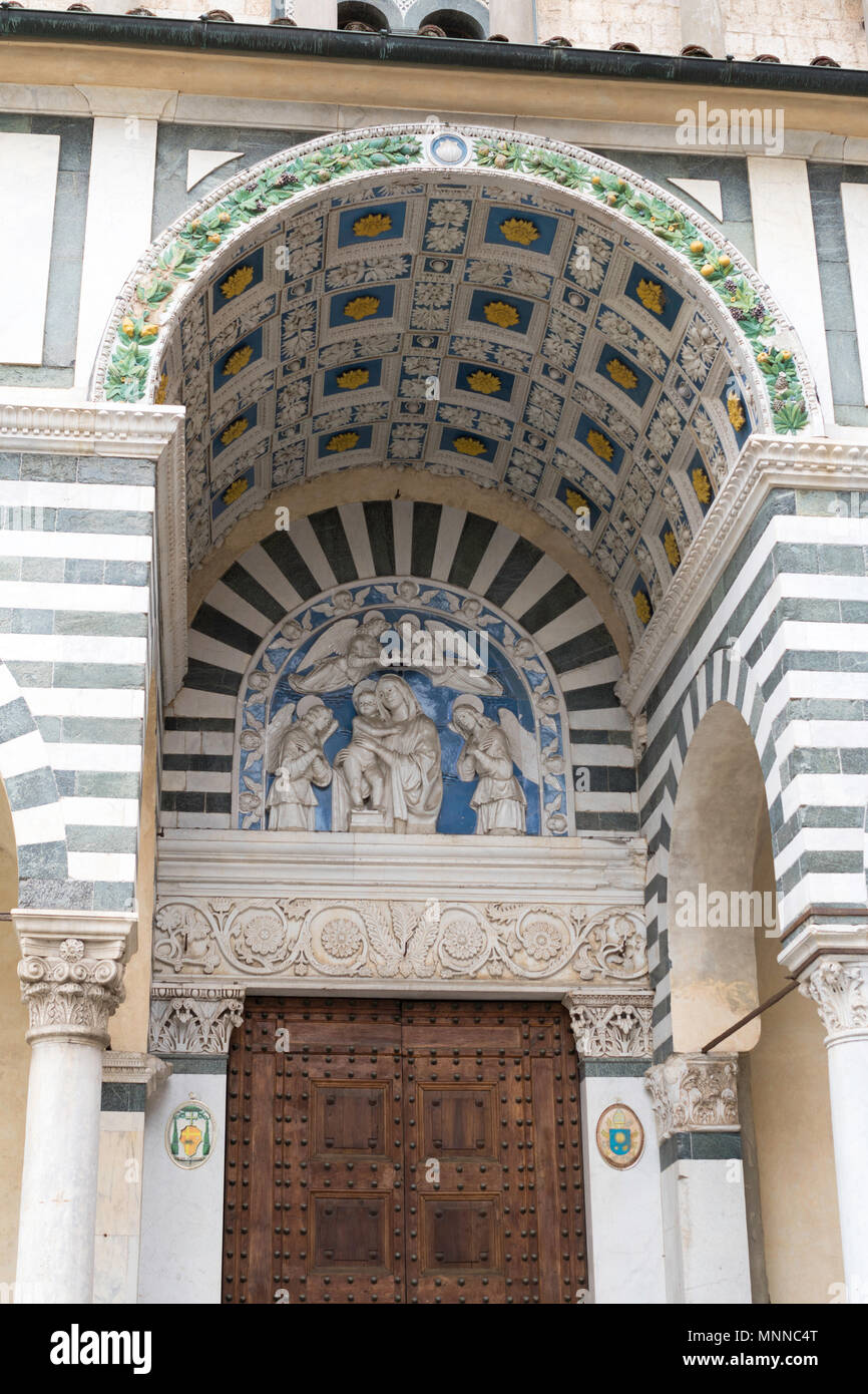 Décoration en céramique au-dessus de l'entrée de la cathédrale San Zeno, Pistoia, Toscane, Italie, Europe Banque D'Images