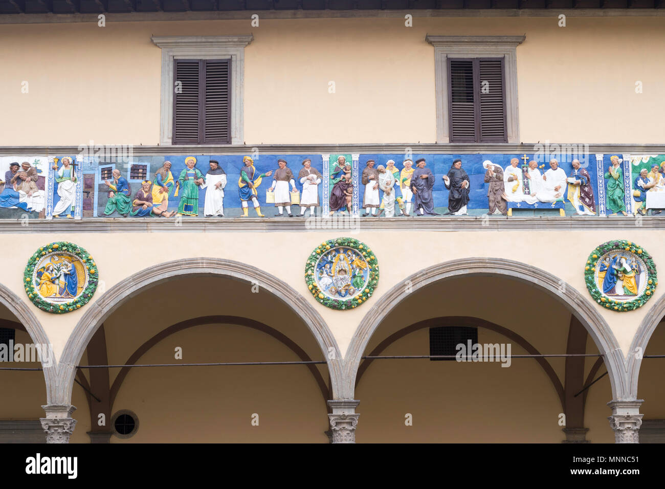 Frise en céramique montrant les sept oeuvres de miséricorde à l'extérieur de l'hôpital médiéval ou l'Ospedale del Ceppo, Pistoia, Toscane, Italie, Europe Banque D'Images