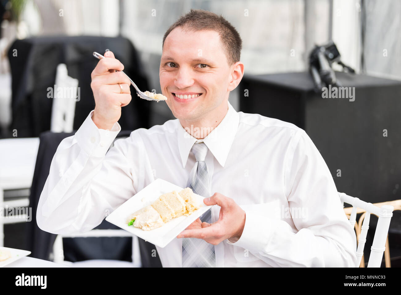 Jeune Homme Heureux En Robe Chic Smiling Manger Un Gateau Avec Une Fourchette A Dessert De Reception De Mariage Diner Sitting At Table Photo Stock Alamy Jeune Homme Heureux En Robe Chic Smiling Manger Un Gateau Avec Une Fourchette A Dessert De Reception De Mariage Diner Sitting At Table Photo Stock Alamy