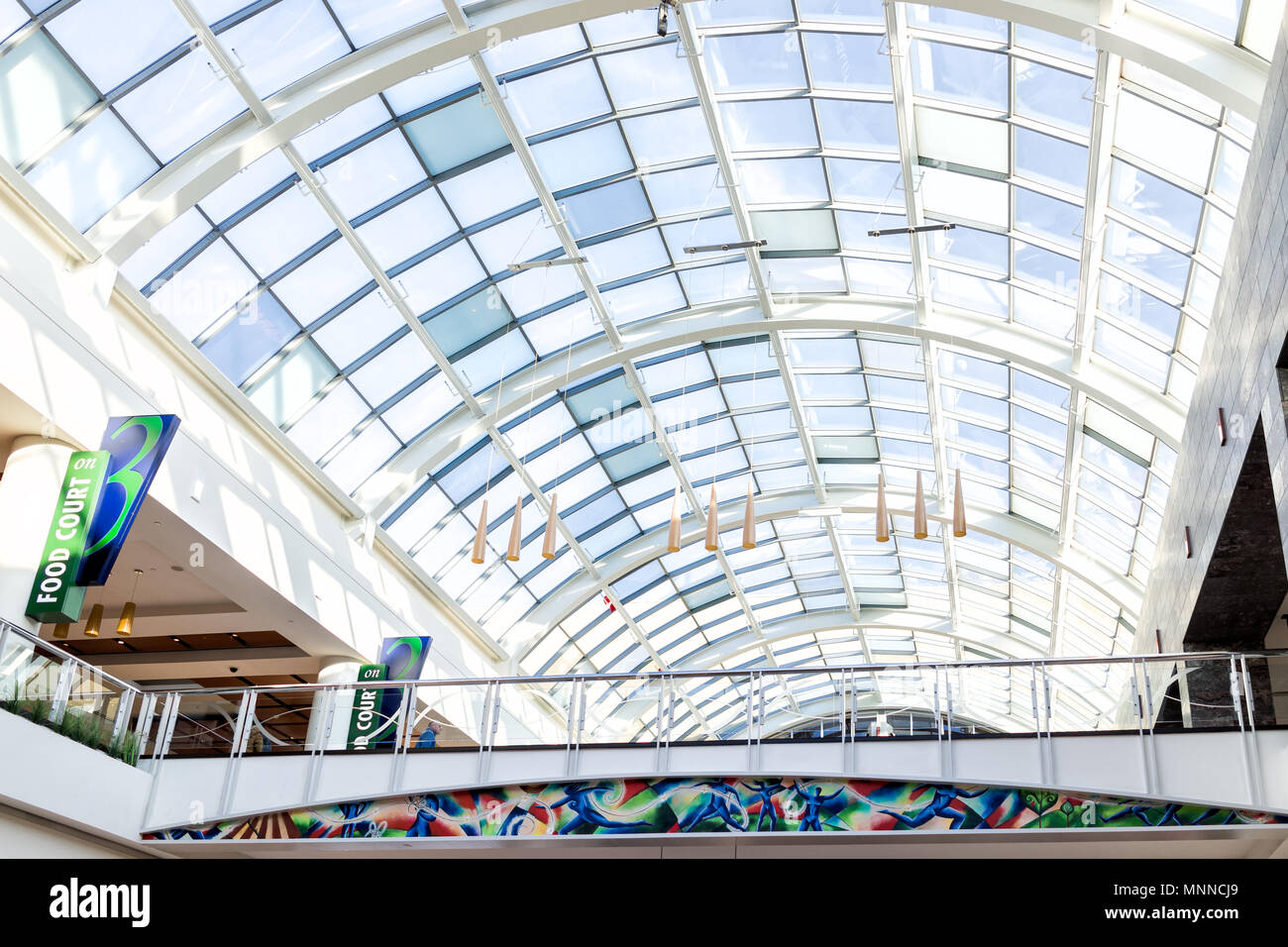 Tysons, USA - Le 26 janvier 2018 : Architecture à Tyson's Corner Mall à Fairfax, Virginie par Mclean, lustres contemporains modernes pendaison Banque D'Images