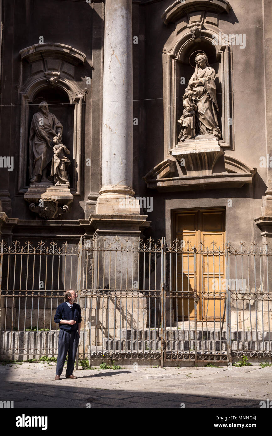 Palerme, Italie, le 24 avril 2018 : Un homme est debout en face de XVII siècle Eglise Saint Anna à Palerme, Sicile. Banque D'Images