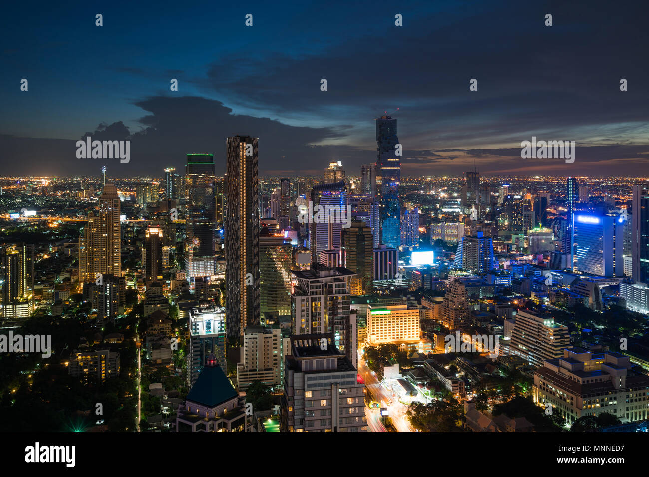 Immeuble moderne dans le quartier des affaires de Bangkok à Bangkok city skyline avec dans la nuit, la Thaïlande. Banque D'Images