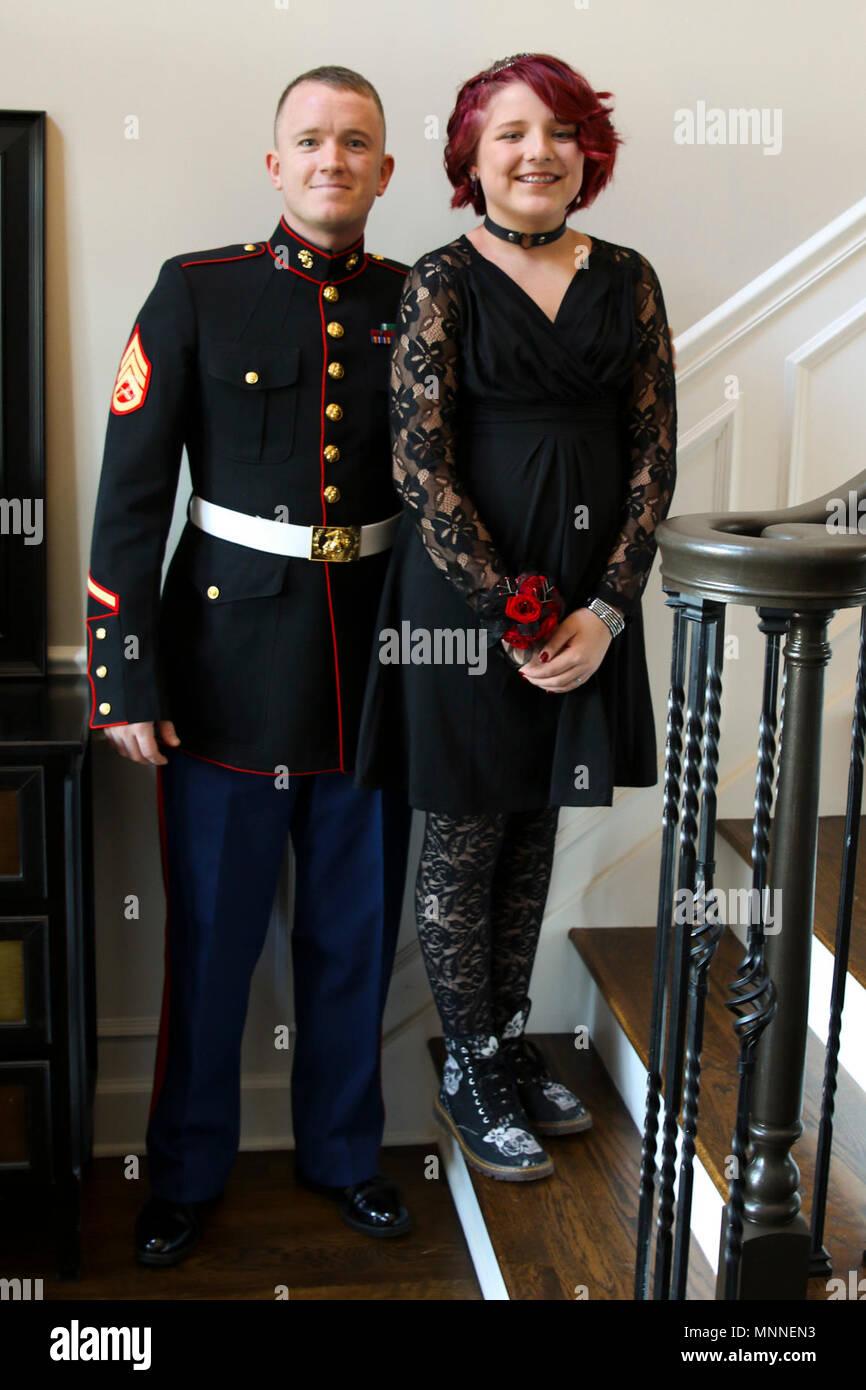 Le sergent du Corps des Marines des États-Unis. Brian D. Raney, commandant la station de Recrutement Substation Murfreesboro, les peuplements avec Raven Campbell devant le père-fille danse à la United Methodist Church, Murfreesboro, Tennessee, le 20 janvier, 2017. Intervint Raney comme la figure paternelle pour Raven. Raney, est un des systèmes de transmission électronique de masse responsable actuellement en poste en tant que recruteur avec de recrutement Nashville, 6e District du Marine Corps. Banque D'Images