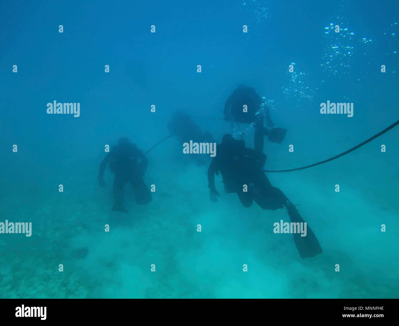 La baie de Souda, la Grèce (9 mars 2018) Les Marines avec Raid Maritime Force (MDL), 26e Marine Expeditionary Unit (MEU), nager sous l'eau pendant la formation de plongée de base navale à la baie de Souda, la Grèce, le 9 mars 2018. Le MRF a effectué la formation de l'OTAN à des opérations d'interdiction Maritime Training Centre (NMIOTC) pour maintenir la compétence de plongée.. Banque D'Images