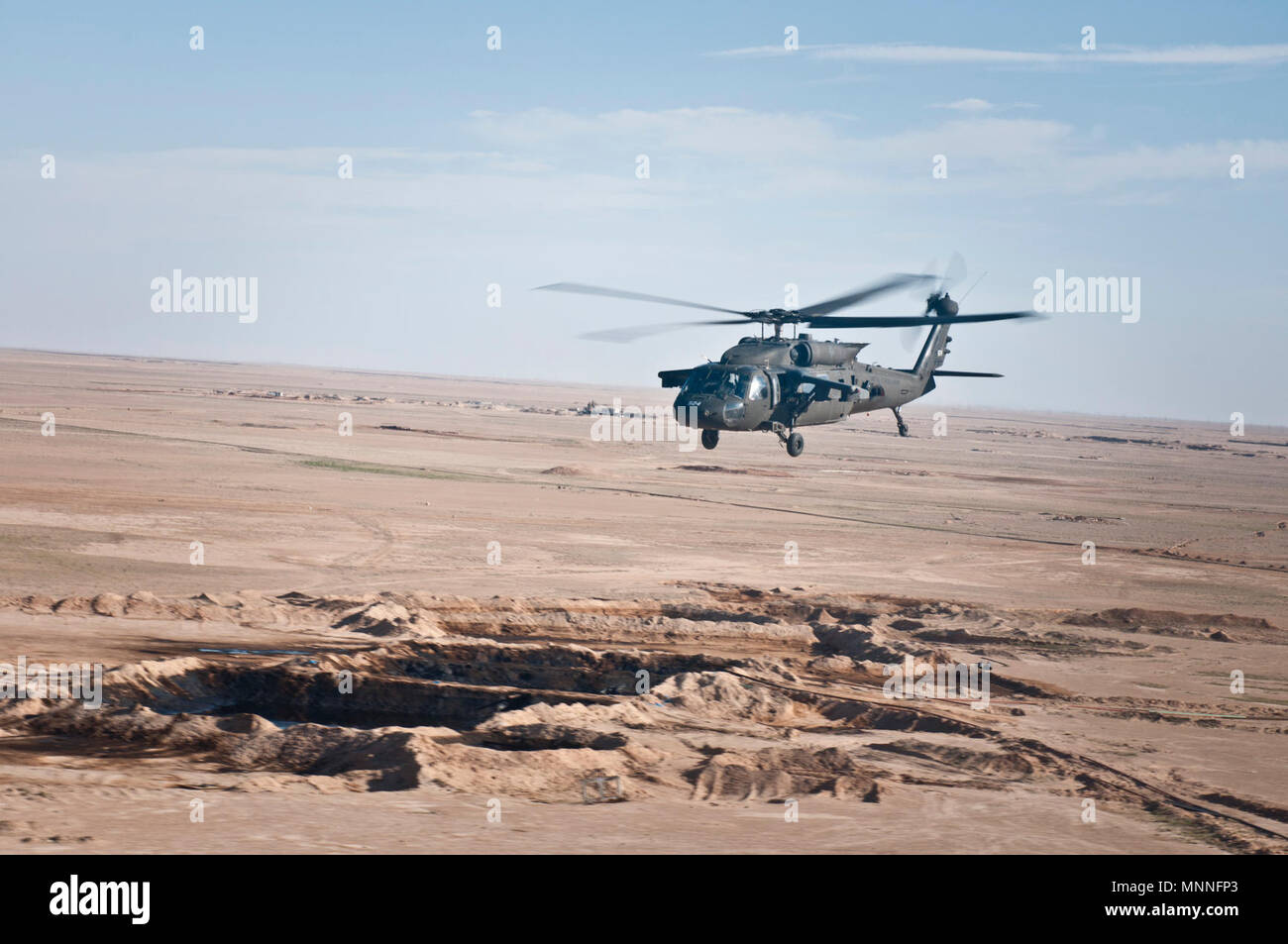 Un UH-60 Black Hawk survole le paysage syrien, le 12 mars 2018. La Coalition travaille par, avec, et par nos partenaires, les forces démocratiques syriennes, à vaincre militairement l'État islamique d'Iraq et la Syrie. Banque D'Images