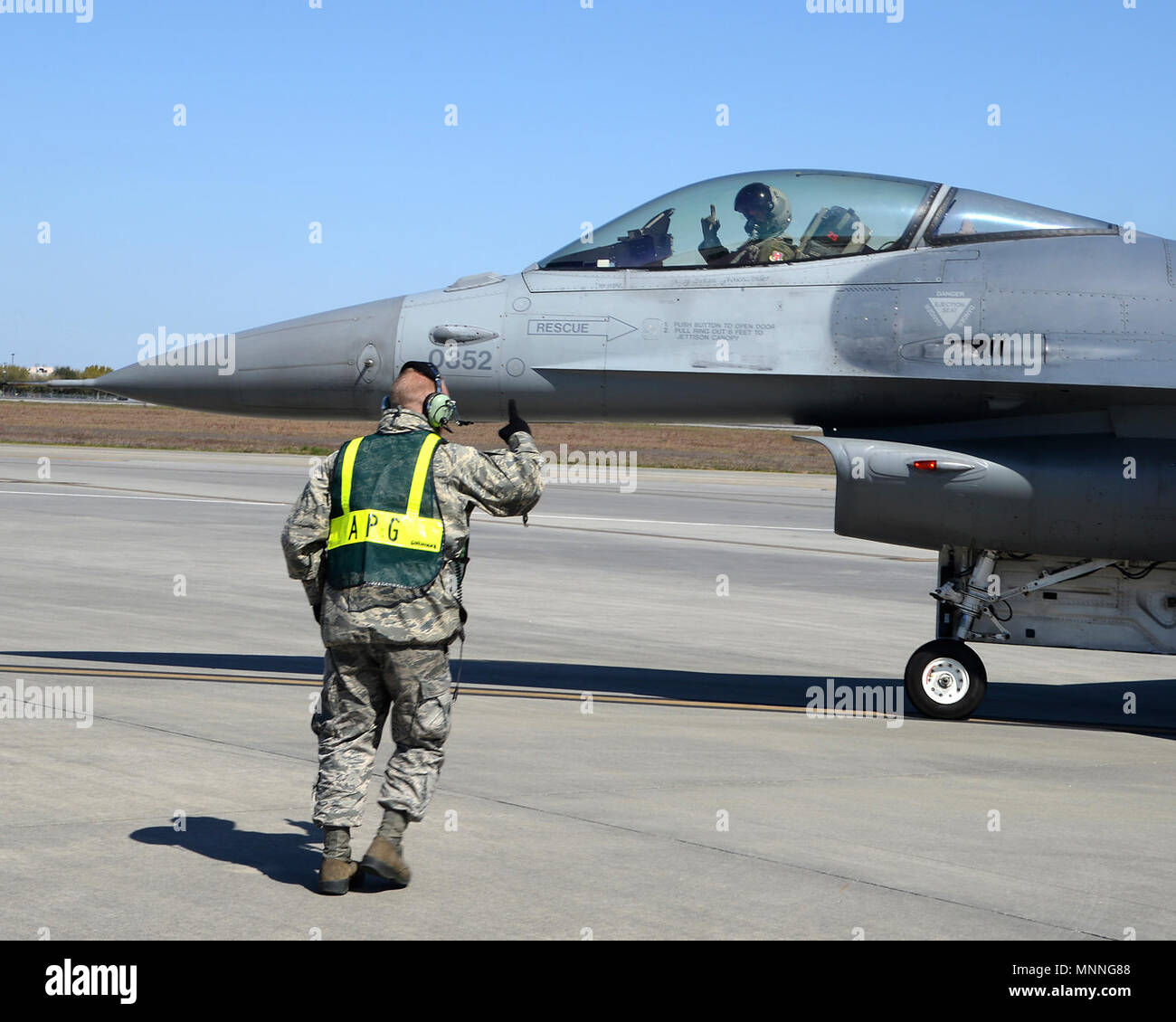 Le sergent de l'US Air Force. John A. Koster, chef d'équipe avec la 177e Escadre de chasse, New Jersey Air National Guard, marshals Un F-16C Fighting Falcon de fosse à chaud d'un plein à la dominance de l'air dans le centre de Savannah, Géorgie, le 13 mars 2018. Le 177e FW a participé à un air-air à l'exercice de formation pour renforcer les capacités de combat de l'air et la formation d'atteindre plusieurs mises à niveau. Banque D'Images