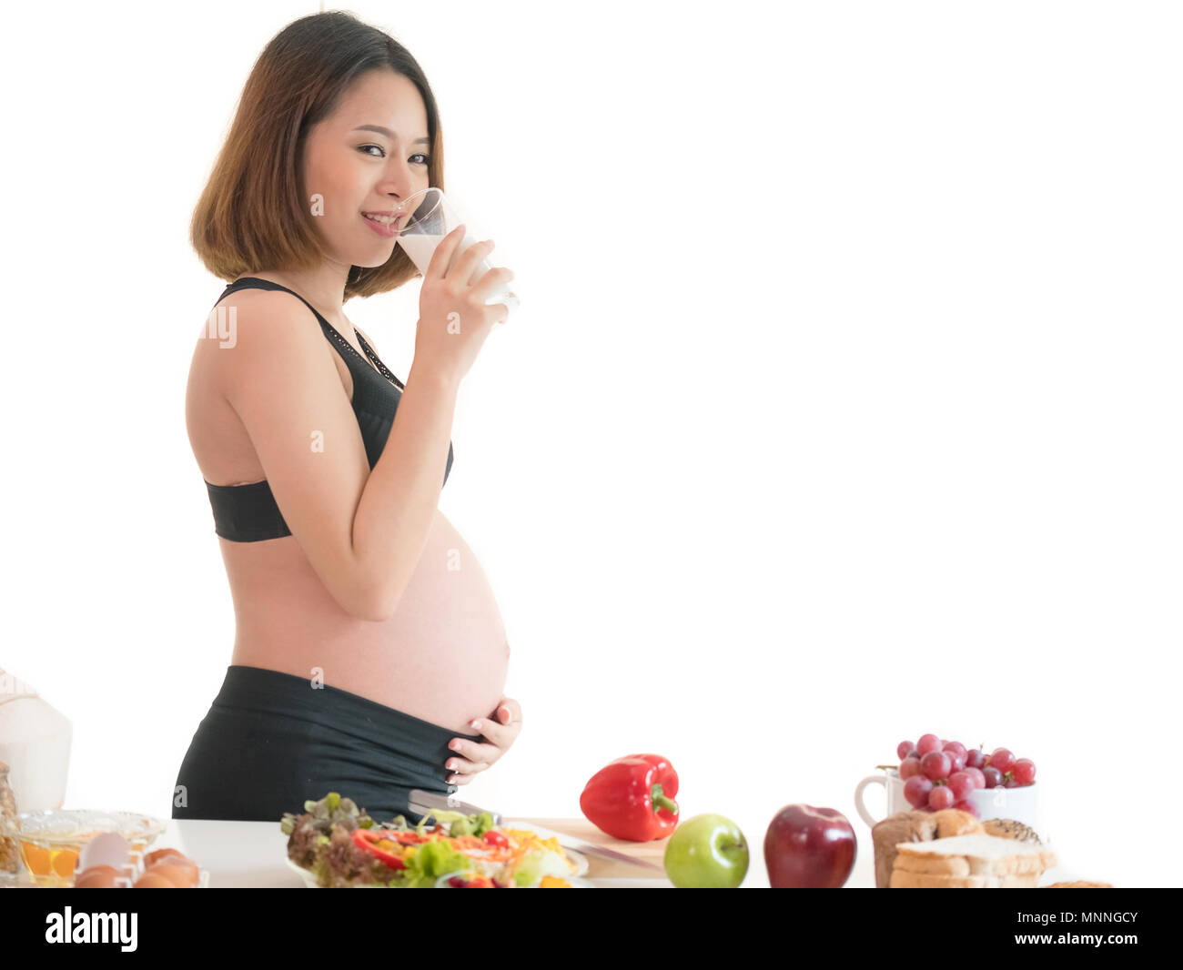 Les femmes enceintes boivent du lait ,une alimentation saine pendant la grossesse Banque D'Images