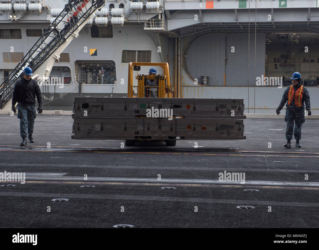 NORFOLK, Virginie (Mar. 14, 2018) marins déplacer explosées dans la zone au cours d'une charge sur les armes à bord de l'USS Harry S. Truman (CVN 75). Truman est actuellement amarré à la Naval Station Norfolk préparatifs de déploiement. Banque D'Images