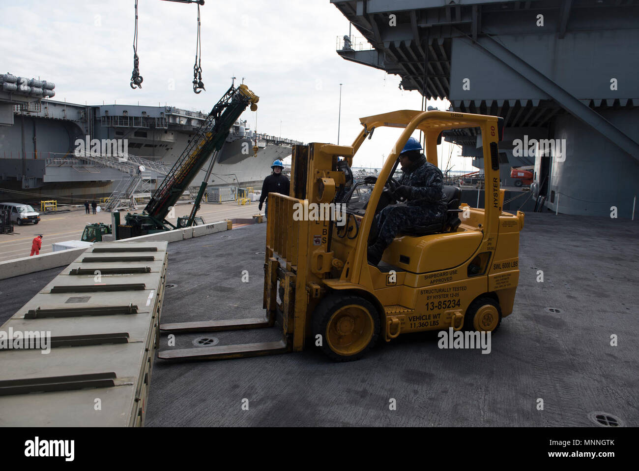 NORFOLK, Virginie (Mar. 14, 2018) 1ère classe Ordnanceman Aviation Simon Hernandez opère un chariot élévateur sur un aéronef au cours d'un élévateur de charge d'armes à bord de l'USS Harry S. Truman (CVN 75). Truman est actuellement amarré à la Naval Station Norfolk préparatifs de déploiement. Banque D'Images