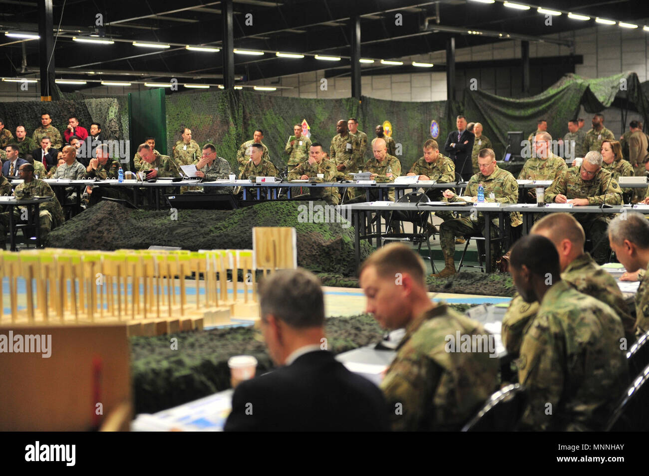 Le général de Steven A. Shapiro, Théâtre 21e commandant général commande de maintien en puissance, conduit les dirigeants civils et militaires à travers l'Europe comme ils viennent ensemble à la caserne d'artillerie du Rhin, l'Allemagne, les 15 et 16 mars à planifier et synchroniser diverses pièces pour des exercices d'été. Banque D'Images