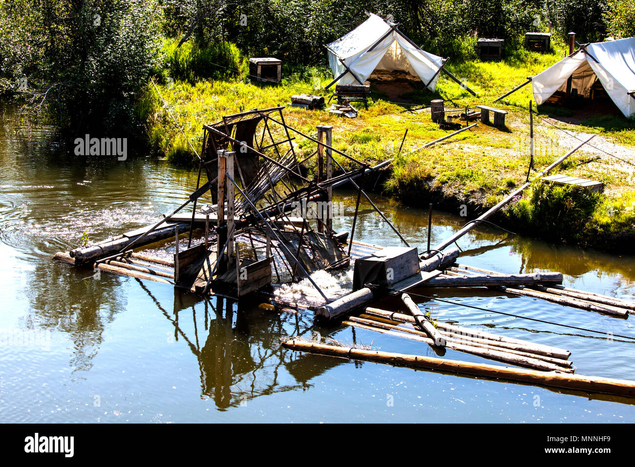 Un piège à poisson-powered actuel sur la rivière Chena Chena le Village indien t Banque D'Images