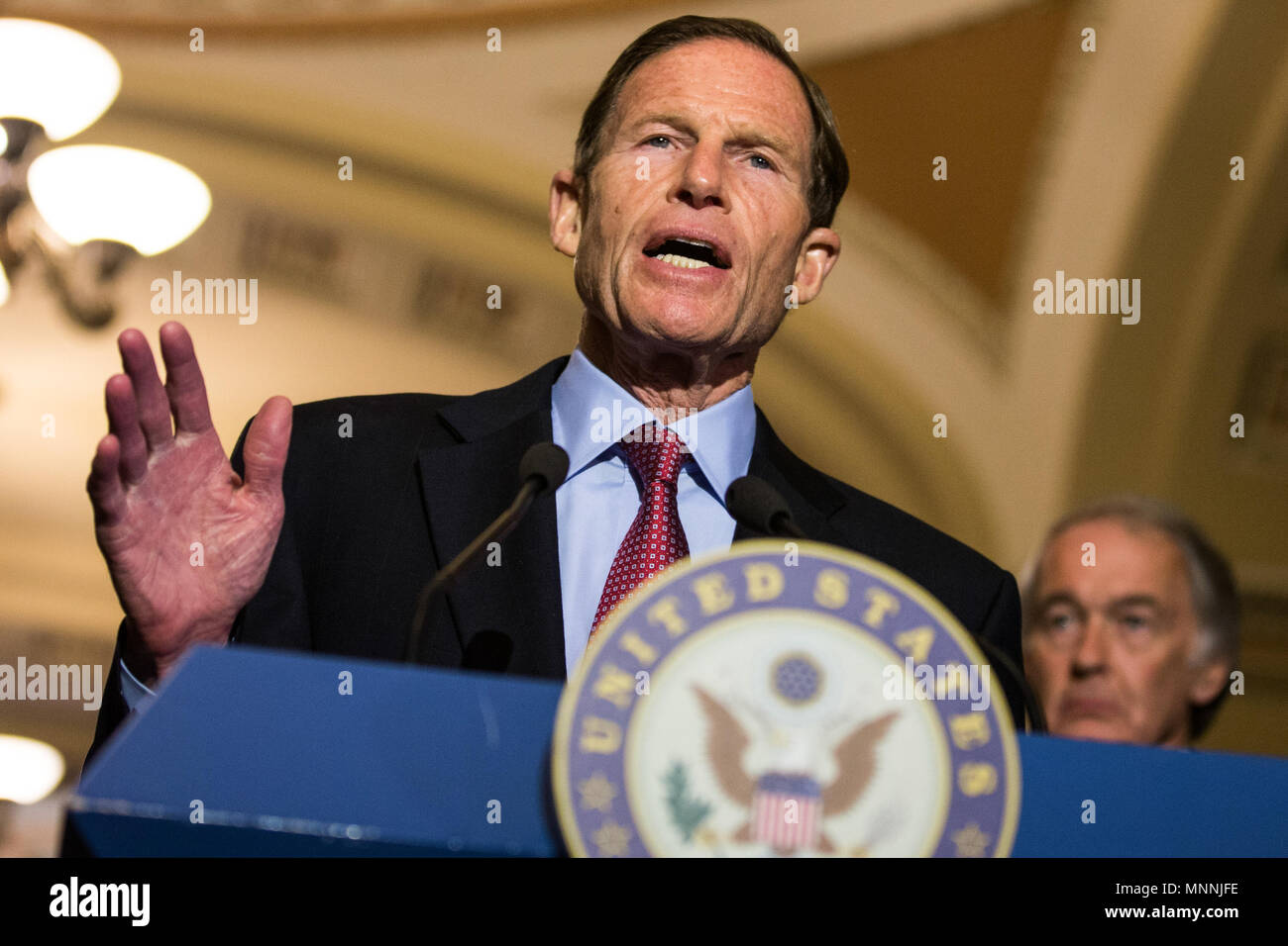 Le sénateur Richard Blumenthal (D-CT) demande une enquête sur le Président Trump après la fuite d'informations classifiées par Trump de responsables russes la semaine dernière au cours d'une conférence de presse sur la colline du Capitole le 16 mai, 2017. Banque D'Images