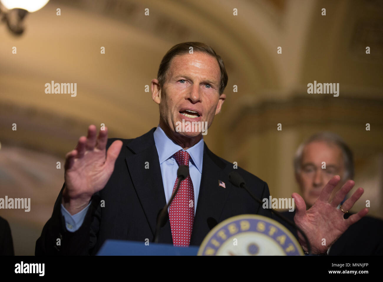 Le sénateur Richard Blumenthal (D-CT) demande une enquête sur le Président Trump après la fuite d'informations classifiées par Trump de responsables russes la semaine dernière au cours d'une conférence de presse sur la colline du Capitole le 16 mai, 2017. Banque D'Images