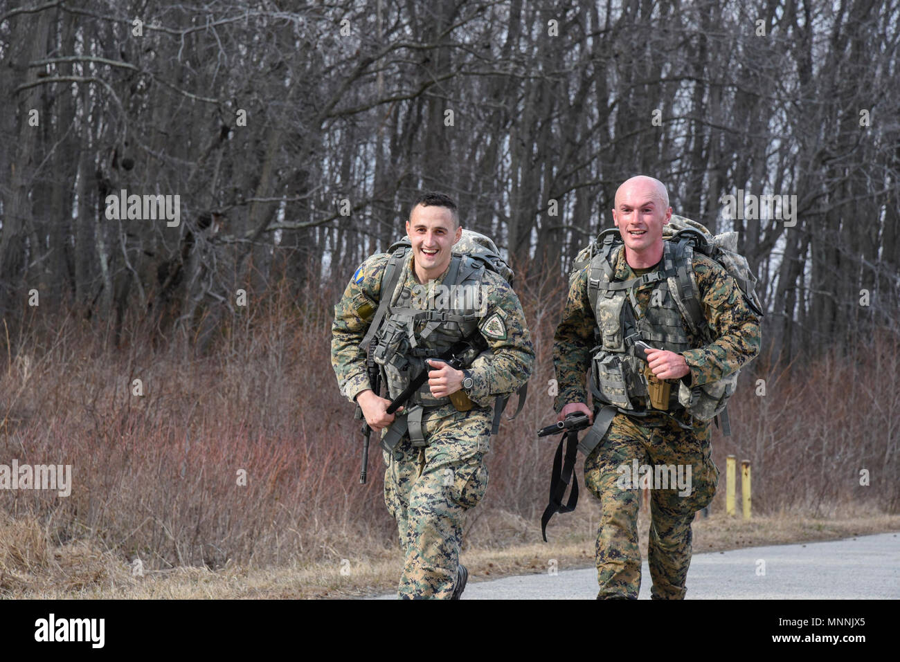 Le Sgt. Matija Ivaković et 2ème Lt.Marko Vidovic, tous deux sont membres des Forces armées de Bosnie-Herzégovine, participer à l'événement de mars au cours de la route de la Garde nationale Maryland Concours meilleur guerrier le 15 mars 2018, à l'Lauderick Creek sur la réserve militaire de la zone d'Edgewood Aberdeen Proving Ground, MD, les membres en service de la Maryland l'armée et de la Garde nationale, ainsi que l'état les nations partenaires de la Bosnie-Herzégovine et l'Estonie, rivalisent pour le titre de meilleur Guerrier 2018 l au cours de la Garde nationale Maryland's Best Warrior sur la concurrence le 15 mars 2018. Supporter les concurrents d'une variété Banque D'Images