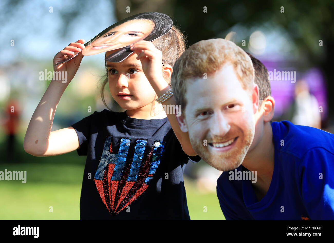 Port Royal fans masque de visage recueillir avant le mariage du prince Harry et Meghan Markle dans le château de Windsor. Banque D'Images