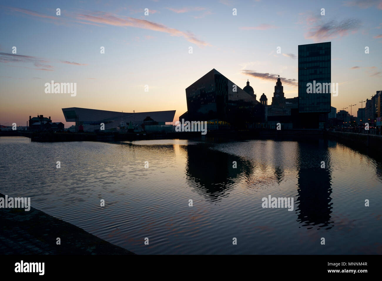 Crépuscule du soir sur Canning Dock vers l'île de Mann et le Liver Building Liverpool UK Banque D'Images