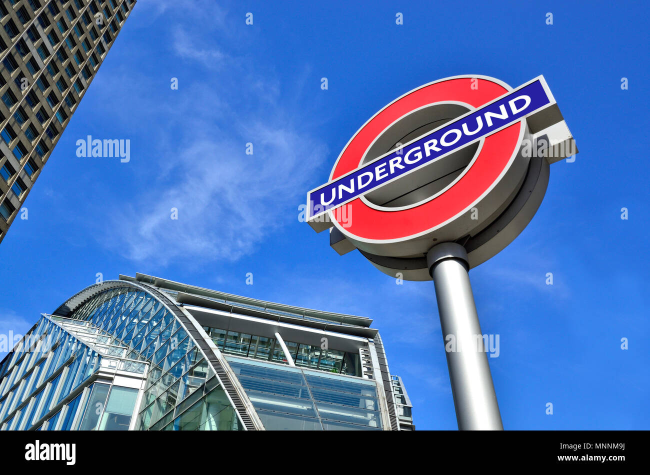 Métro de Londres à la cocarde de la gare Victoria, London, England, UK. Banque D'Images