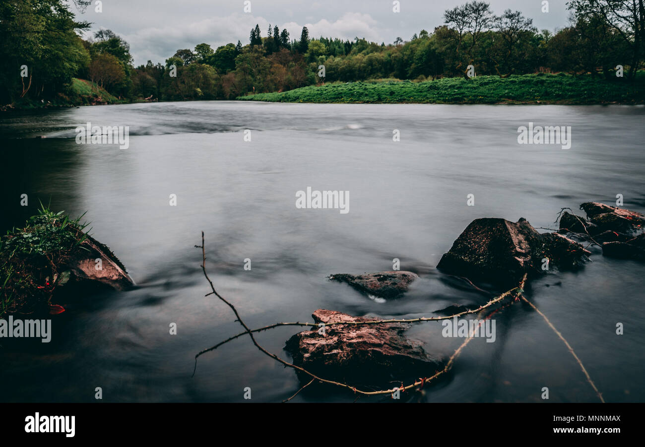 L'eau douce de la rivière ecosse nuageux Banque D'Images