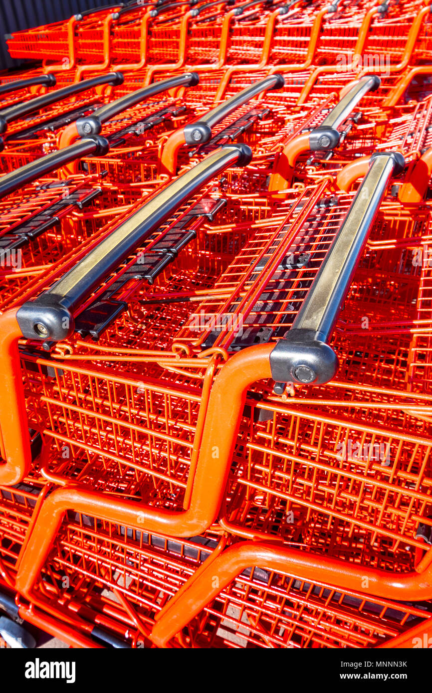 Red Shopping trolleys, Stratford, Ontario, Canada. Banque D'Images