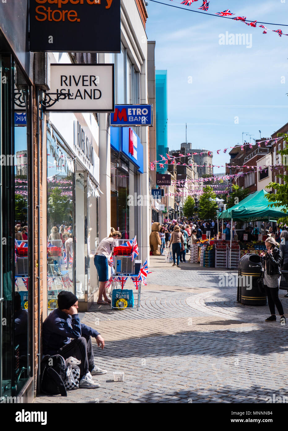 Personne sans-abri, la mendicité, Windsor, Berkshire, Angleterre, RU, FR. Banque D'Images