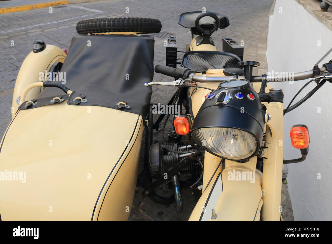 Vieille moto avec side-car des années 70 Banque D'Images