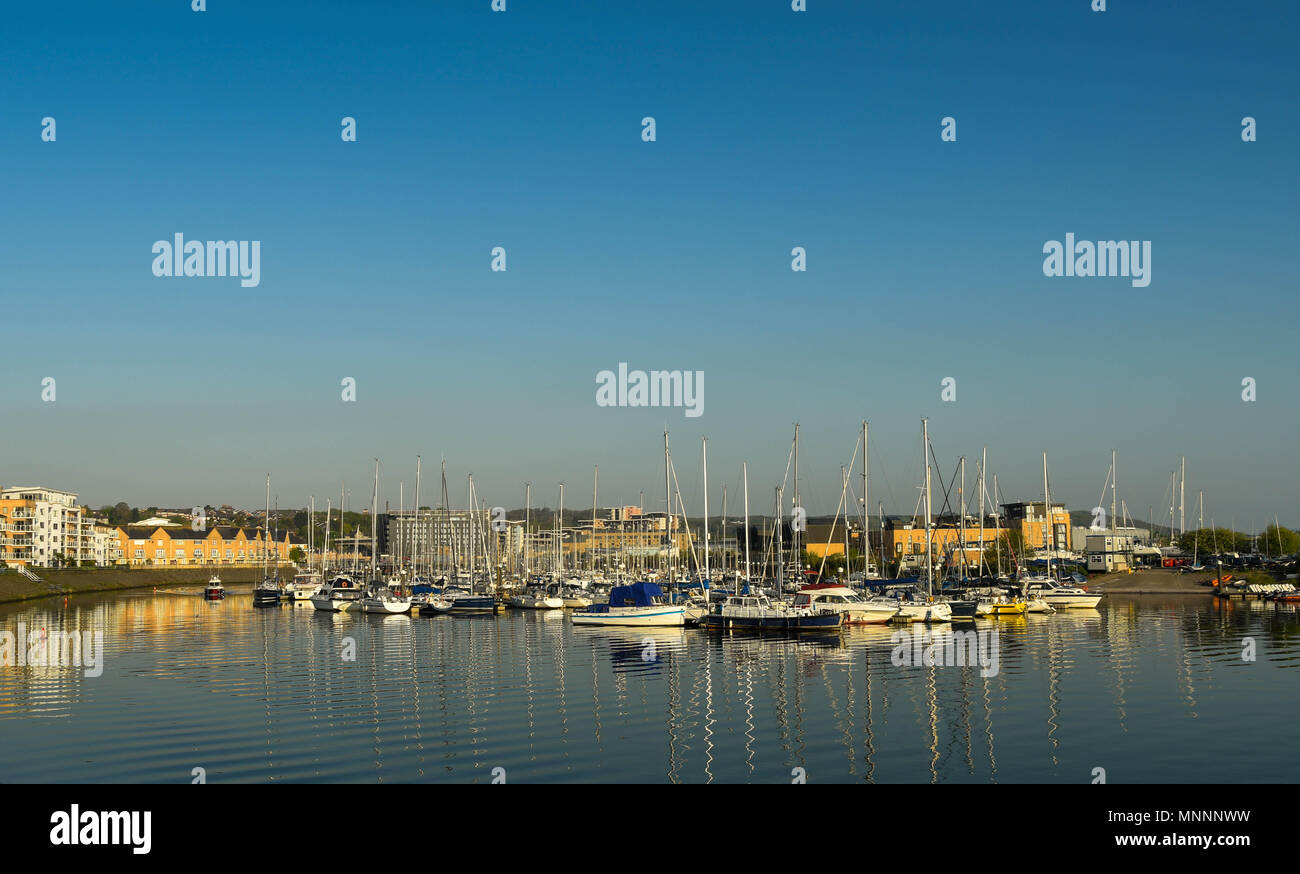 Paysage grand angle vue de la baie de Cardiff à l'égard des bateaux et yachts dans la marina près de Penarth Banque D'Images