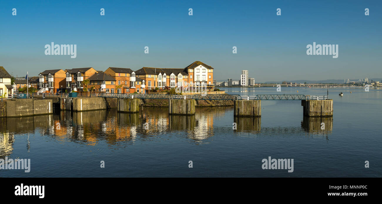Vue panoramique de l'entrée de Penarth Marina dans la baie de Cardiff et de nouvelles maisons au bord de l'eau Banque D'Images