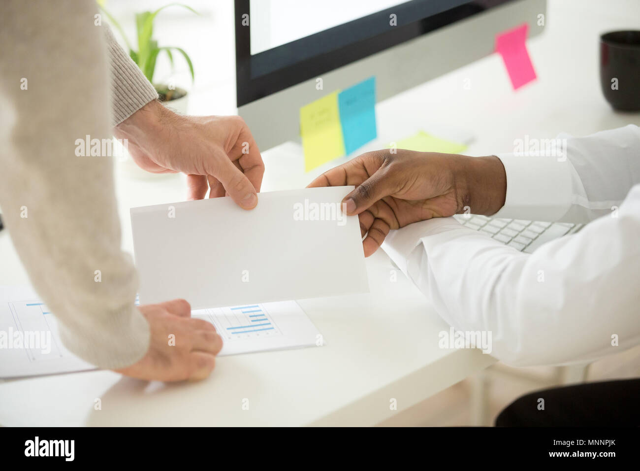 African businessman recevoir enveloppe avec pot-de-vin ou de l'argent bonus en Banque D'Images