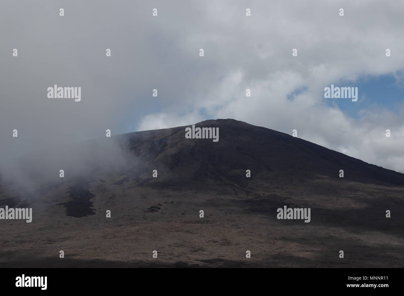 Les nuages s'élève au sommet du Piton de la Fournaise (La réunion) Banque D'Images