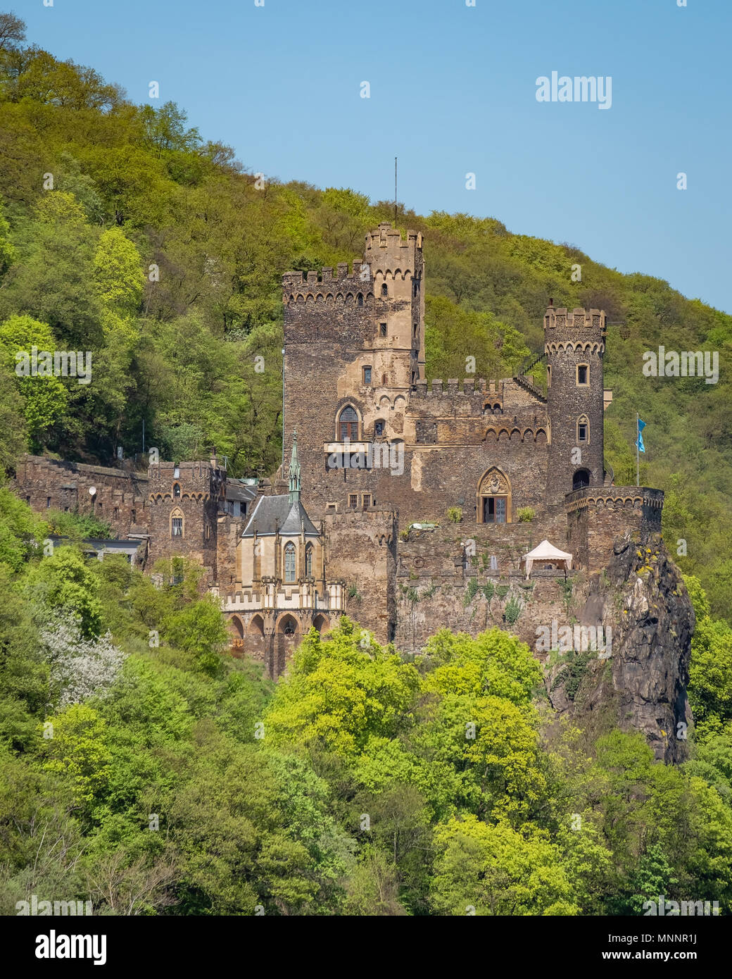 Château de Rheinstein est situé au sommet d'un éperon rocheux dominant le Rhin en Allemagne. Construit au 9e siècle, il est l'un des plus anciens châteaux de Banque D'Images