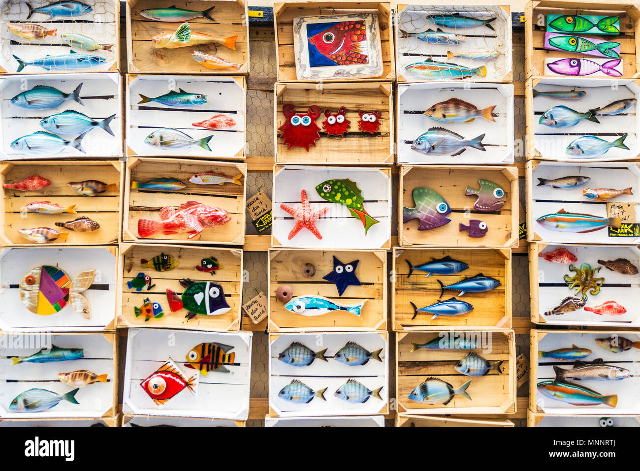 Syracuse, Italie - 17 août 2017 : tas de poisson en céramique rustique dans des caisses en bois dans un magasin de souvenirs dans un marché aux puces à Syracuse en Sicile, Italie Banque D'Images