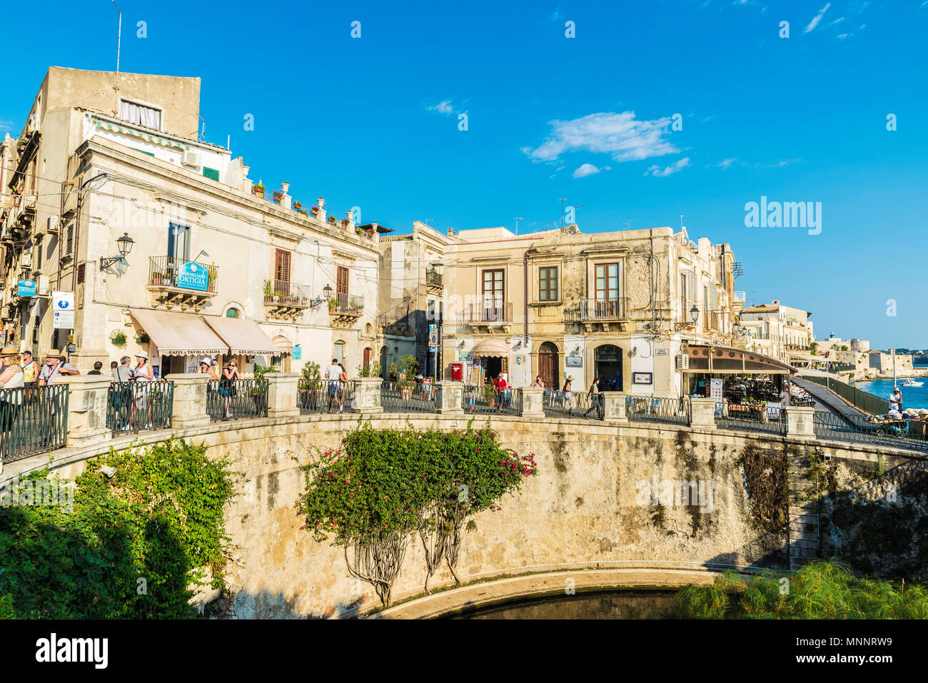 Syracuse, Italie - 17 août 2017 : Promenade et fontaine de Arethusa ( Fonte Aretusa) avec les gens autour de la vieille ville de la ville historique de Sira Banque D'Images