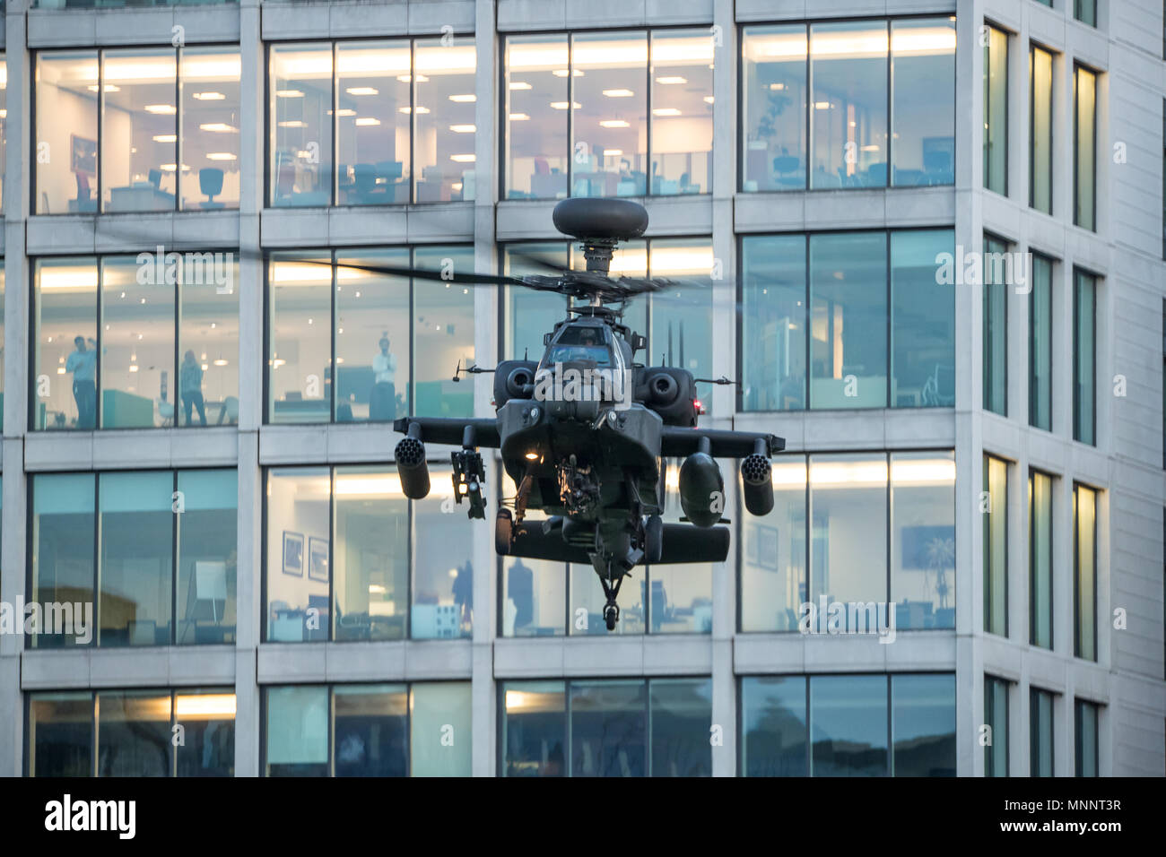 Army Air Corps WAH-64D Longbow Apache s'écarte de la Caserne Finsbury au coeur de Londres au crépuscule. Banque D'Images