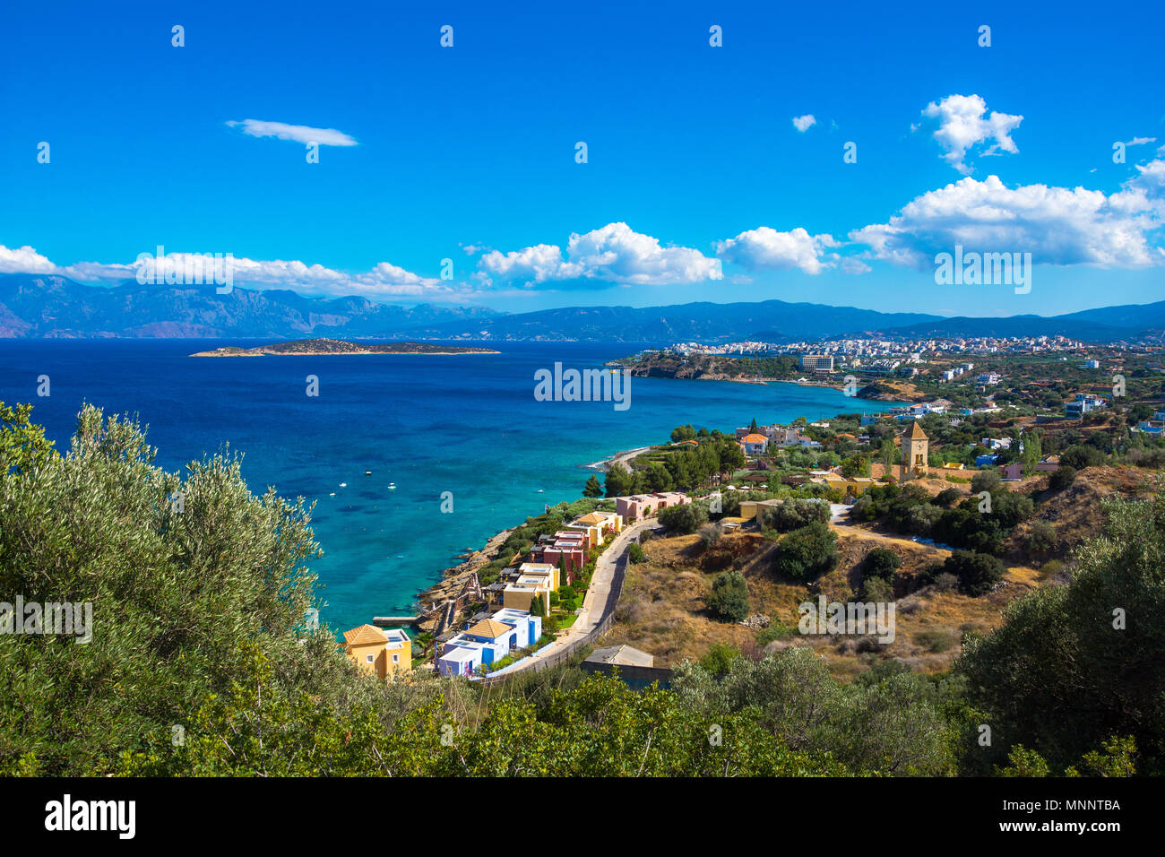 Point de vue haute panoramique le pittoresque golfe de Mirambello, avec l'île d''Agioi Pantes et la ville d'Agios Nikolaos, Crète, Grèce Banque D'Images