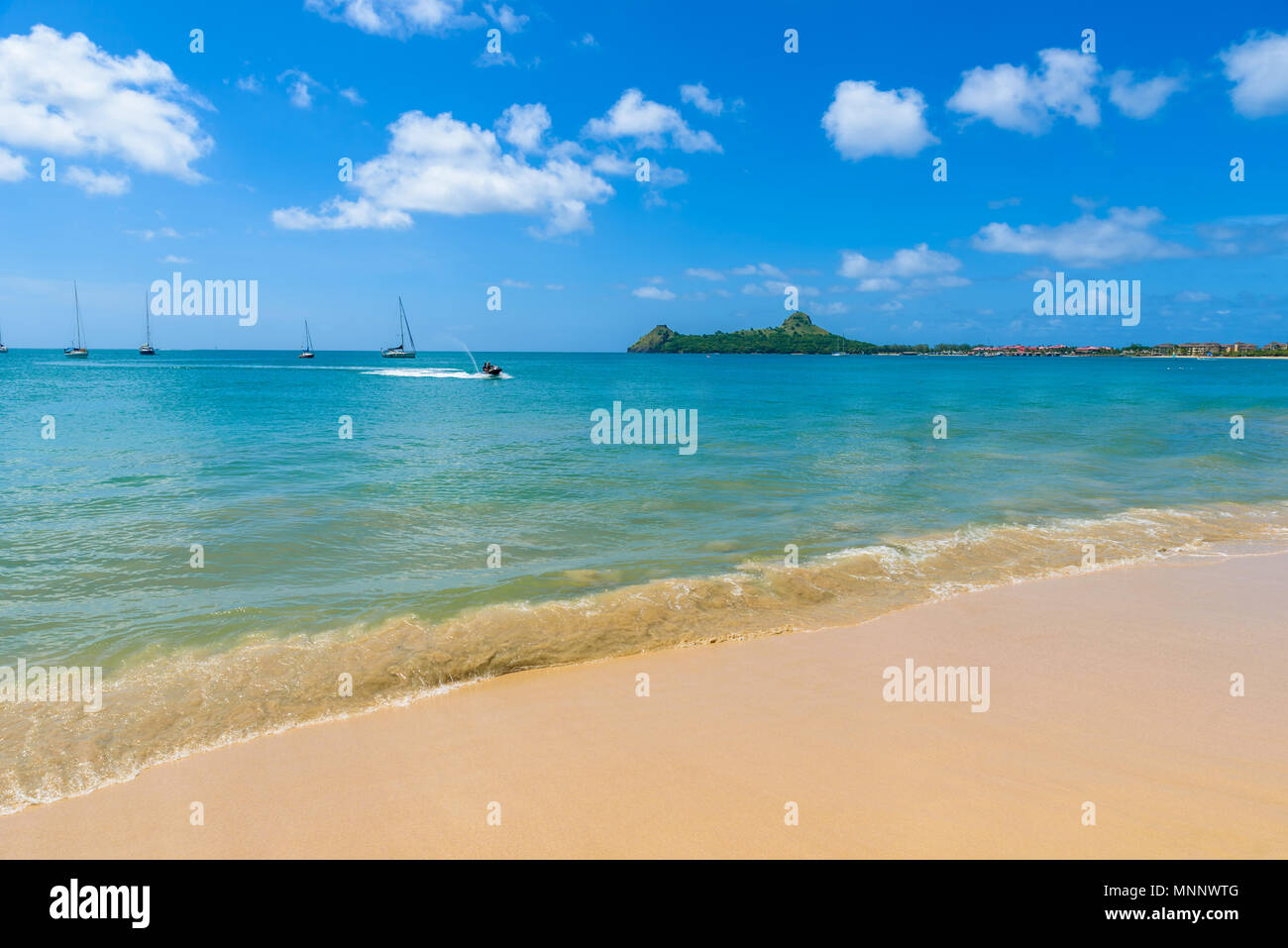 Plage de Reduit - la côte Tropical sur l'île caribéenne de Sainte-Lucie. C'est une destination paradisiaque avec une plage de sable blanc et mer turquoiuse. Banque D'Images