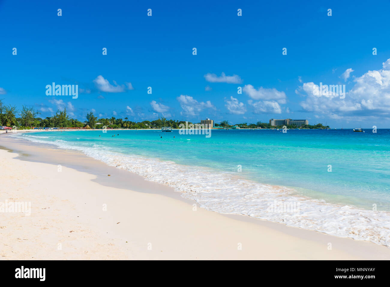 Harbour Lights Carlisle Bay Beach - plage tropicale sur l'île antillaise de la Barbade. C'est une destination paradisiaque avec une plage de sable blanc et turqu Banque D'Images