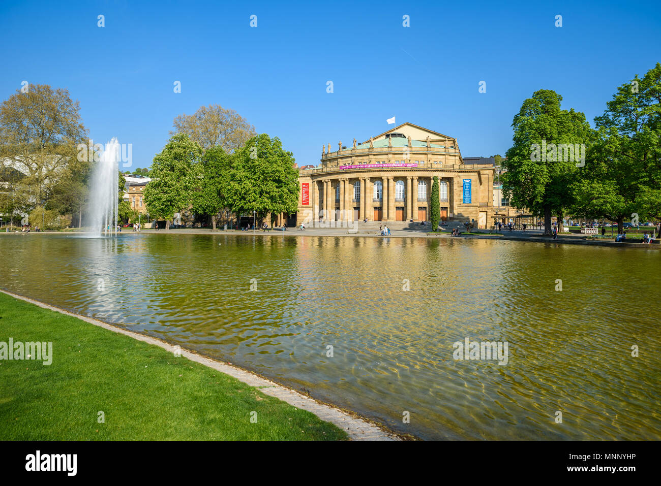 Théâtre d'état du bâtiment de l'Opéra de Stuttgart et de fontaine dans le lac Eckensee, Allemagne Banque D'Images