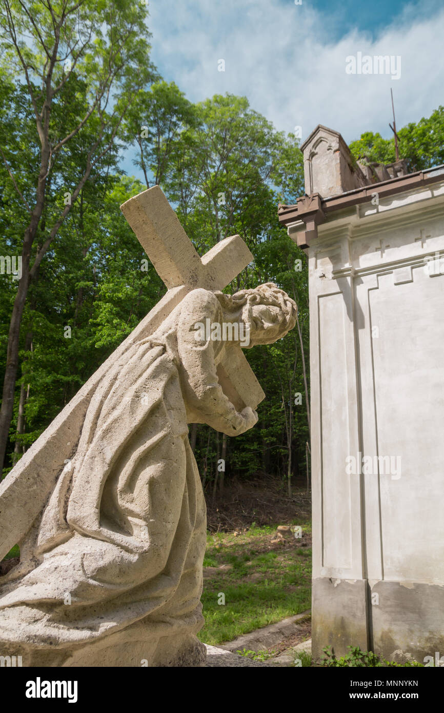 Statue de jésus christ portant une croix sur ses épaules Banque D'Images
