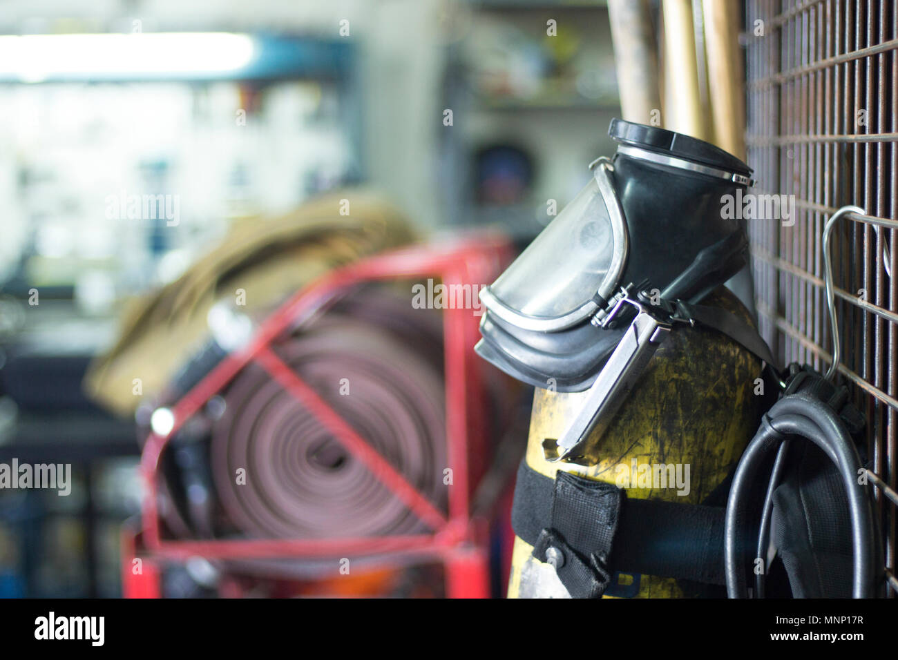 Caserne de pompier volontaire de protection de l'équipement de formation uniforme utilisé par fireman pour combattre les incendies et protéger des flammes. Banque D'Images